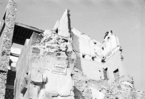 Italia Dopoguerra. Firenze - Edificio distrutto dai bombardamenti - Targa "LA SARTORIA MARSILI E' TRASFERITA IN PIAZZA PITTI 9 2p -"