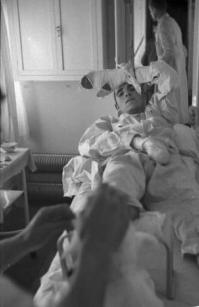 Campagna di Russia. Treno ospedale - sala medicazioni - medicazione al piede congelato di un paziente - militare