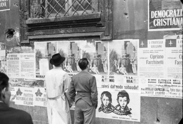 Referendum 1946 Repubblica o Monarchia. Milano - Muro - Manifesti elettorali - Passanti