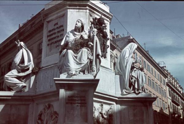 Roma. Scorcio della città - gruppo scultoreo