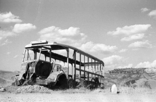Italia Dopoguerra. Radicofani - Lo scheletro di un autobus abbandonato nella campagna