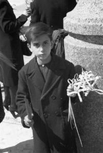 Roma. Piazza San Pietro. Un bambino tiene in mano un ramoscello di paglia intrecciata
