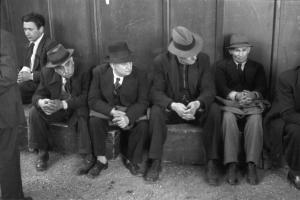 Roma. Pincio. Gruppo di uomini anziani seduto su una panca durante il concerto domenicale