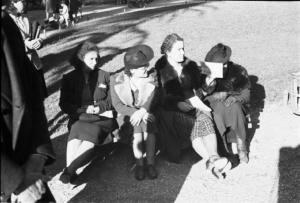 Roma. Pincio. Gruppo di donne sedute al parco durante il concerto domenicale