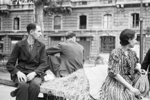 Italia Seconda Guerra Mondiale. Milano. La città dopo il bombardamento del 12 agosto 1943, sfollati a bordo di un carro