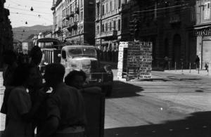 Italia Dopoguerra. Trieste - automobile lungo una via cittadina - uomini