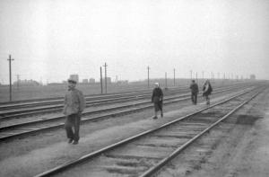 Campagna di Russia. Ucraina - Slavianka [?] - persone camminano lungo i binari della ferrovia