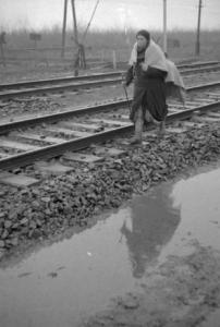 Campagna di Russia. Ucraina - Slavianka [?] - donna cammina lungo i binari della ferrovia
