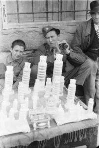 Pisa. Bancarella di modellini in miniatura della torre pendente - dietro seduto un militare con binocolo