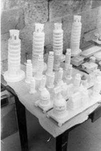 Pisa. Bancarella di modellini in miniatura della torre pendente e del battistero