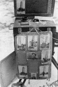 Pisa. Bancarella con fotografie di militari e civili sotto la torre pendente