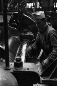 Italia Dopoguerra. Milano. Stabilimento Pirelli Bicocca. Giovane operaio alla catena di montaggio nella fabbrica di pneumatici