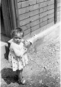 Italia Dopoguerra. Milano - Quartiere Baggio - Ritratto di bambina fra le baracche