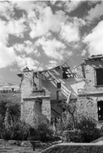 Italia Dopoguerra. Marzabotto - Il paese devastato, un'abitazione con il tetto semicrollato