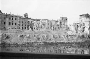 Italia Dopoguerra. Firenze - Il Lungarno devastato dai bombardamenti