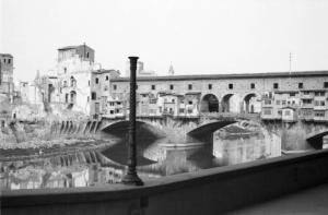 Italia Dopoguerra. Firenze - Il Lungarno devastato e Ponte Vecchio risparmiato dai bombardamenti