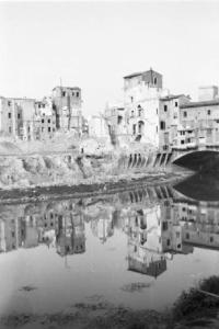 Italia Dopoguerra. Firenze - Il Lungarno devastato dai bombardamenti