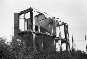 Italia Dopoguerra. Milano - Edificio colpito pesantemente dai bombardamenti