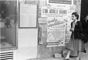 Referendum 1946 Repubblica o Monarchia. Milano - Manifesti elettorali per l'elezione deputati dell'assemblea costituente del 2 giugno 1946 - Passanti