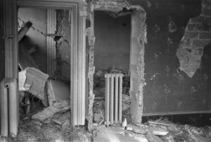 Italia Dopoguerra. Marzabotto - Il paese devastato, interno di un'abitazione distrutta