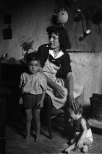 Italia Dopoguerra. Marzabotto - Interno domestico, madre e figli in cucina