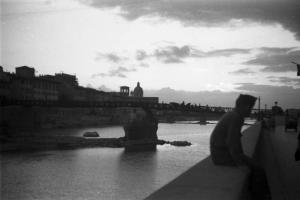 Italia Dopoguerra. Firenze - Il Lungarno e il ponte provvisorio che sostituisce quello distrutto dai bombardamenti