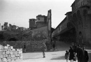 Italia Dopoguerra. Firenze - Il Lungarno distrutto dai bombardamenti e l'imbocco di Ponte Vecchio