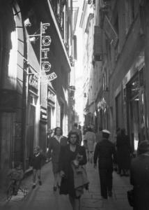 Italia Dopoguerra. Genova - Caruggio - persone - insegna di un negozio di fotografia
