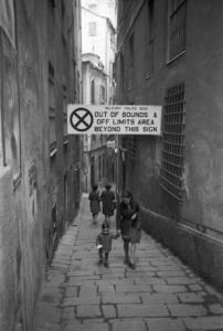 Italia Dopoguerra. Genova - Caruggio - cartello in lingua inglese che definisce l'area "off limits"