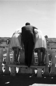 Roma. Piazza S. Pietro. Tre persone riprese di spalle mentre si affacciano dal coronamento del colonnato del Bernini
