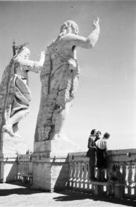 Roma. Piazza S. Pietro. Due persone affacciate alla balaustra del colonnato del Bernini, con statua in primo piano