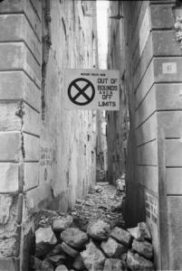 Italia Dopoguerra. Genova - Caruggio invaso da macerie - cartello in lingua inglese che definisce l'area "off limits"