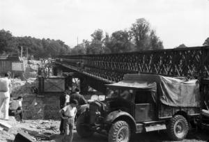 Italia Dopoguerra. Firenze - Una camionetta militare parcheggiata nei pressi del Victory Bridge