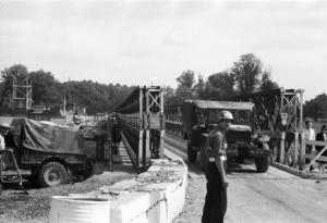 Italia Dopoguerra. Firenze - Una camionetta militare transita sul  Victory Bridge sotto lo sguardo di un soldato di guardia