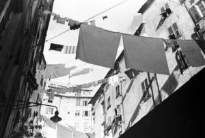 Italia Dopoguerra. Genova - Edifici per abitazione con panni stesi tra un edificio e l'altro