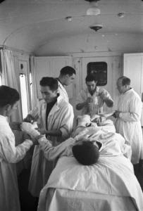 Campagna di Russia. Ucraina - treno ospedale - sala medicazioni - medici - paziente - militare