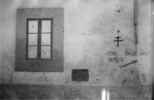 Italia Dopoguerra. Acquapendente - Muro con scritta in inglese cancellata