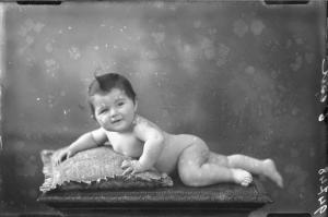 Ritratto maschile - neonato nudo.