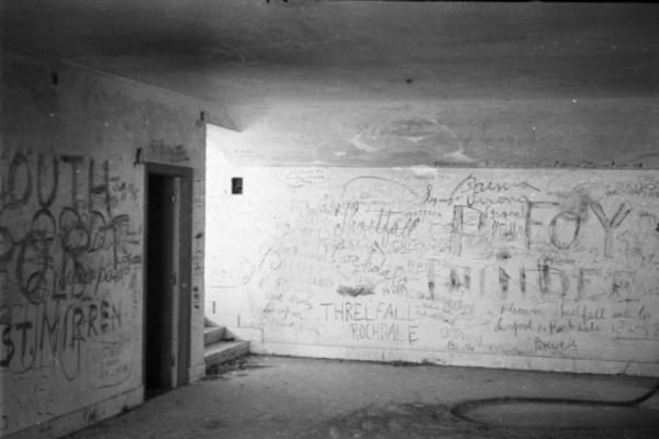 Italia Dopoguerra. Roma - Quartiere Trastevere - Locali sotterranei con pareti ricoperte di graffiti e scritte