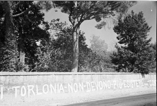 Invasione delle terre. Muro di cinta con scritta di protesta con scritta "I Torlonia non devono più esistere"