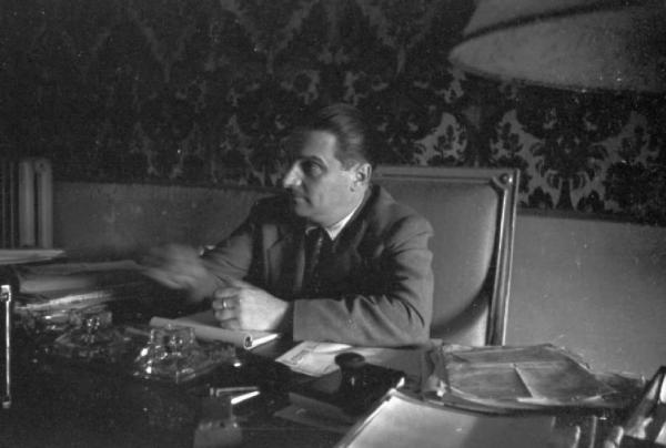 Italia Dopoguerra. Genova - Il prefetto Martino seduto alla scrivania