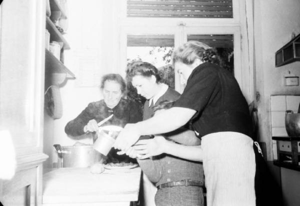 Bill e Pedro: ricostruzione dell'uccisione di Benito Mussolini. Gera Lario - Mariuccia in cucina durante la preparazione di una torta aiutata da altre due donne