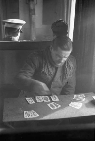 Campagna di Russia. Treno ospedale. Un ufficiale gioca a carte facendo un solitario