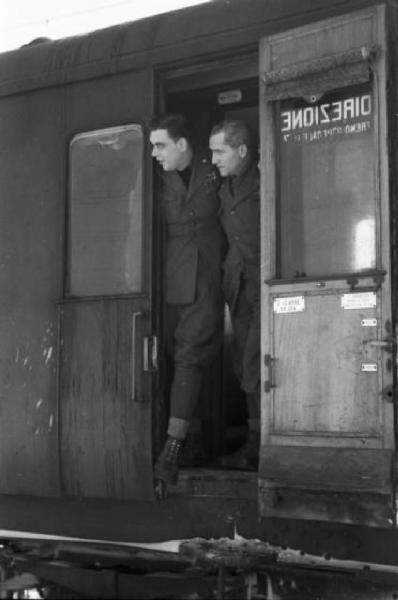 Campagna di Russia. Stazione ferroviaria di Lviv (Leopoli). Treno ospedale. Due ufficiali sulla soglia del vagone della "Direzione del treno ospedale"