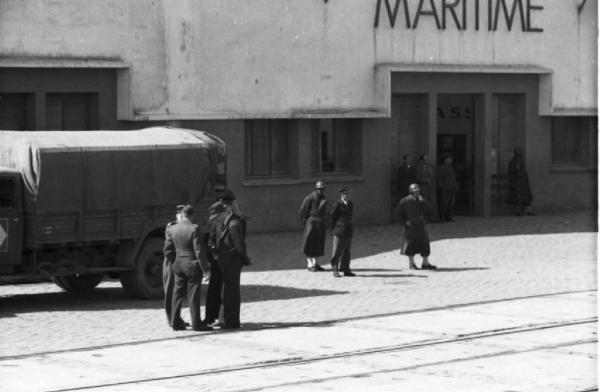 Missione Casablanca. Casablanca. Veduta della banchina. Gruppetto di ufficiali e militari di fronte alla dogana portuale