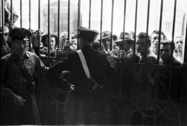 Reggio Emilia. Processo Cianciulli. Folla in attesa fuori dal cancello del tribunale - due guardie controllano la situazione