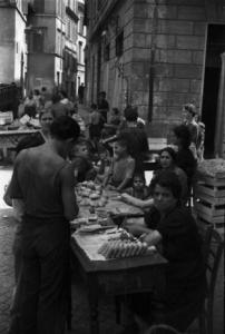 Italia Dopoguerra. Roma - Quartiere Trastevere - Scena di mercato