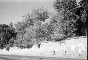 Invasione delle terre. Muro di cinta con scritta di protesta contro i latifondisti. Si nota una falce e martello