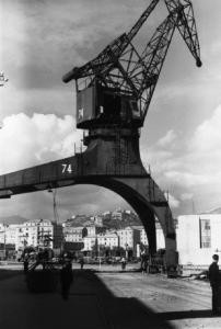 Italia Dopoguerra. Genova - Scorcio del porto con gru in primo piano
