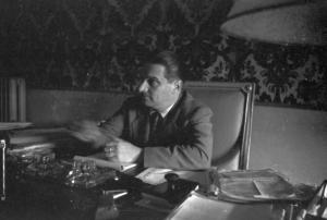 Italia Dopoguerra. Genova - Il prefetto Martino seduto alla scrivania